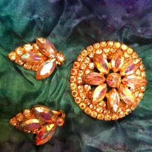VINTAGE COLORED RHINESTONE BROOCH & EARRINGS SET